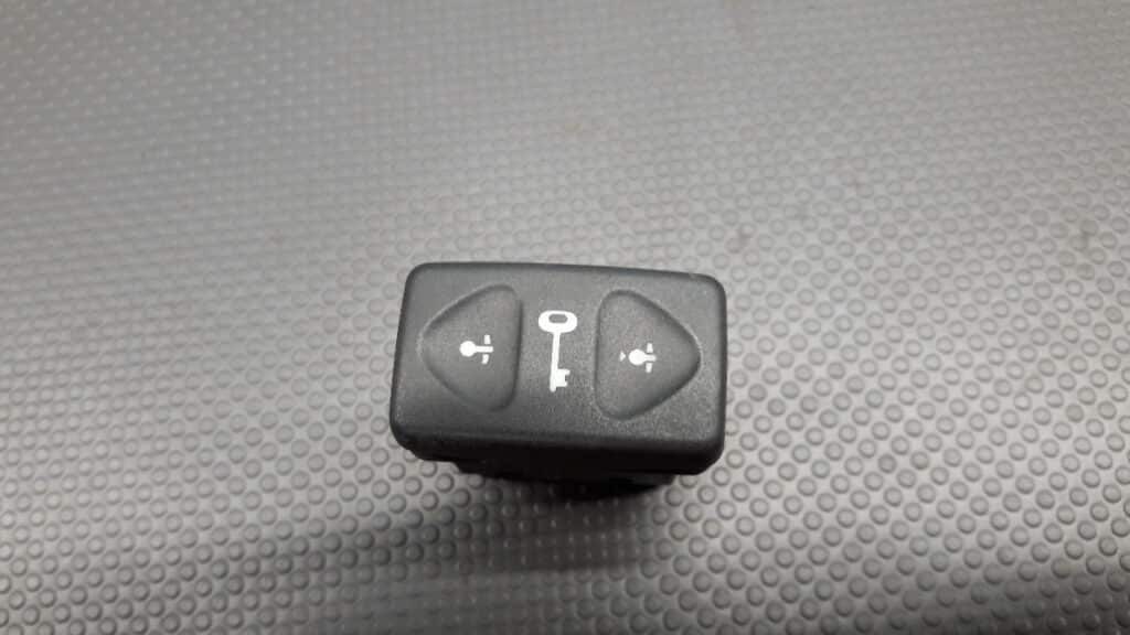 YUF101531LNF Przełącznik centralnego zamka Land Rover Freelander I