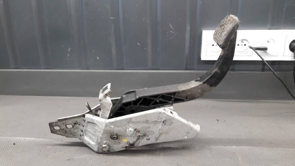 Pedał sprzęgła Opel Astra II G 1,6