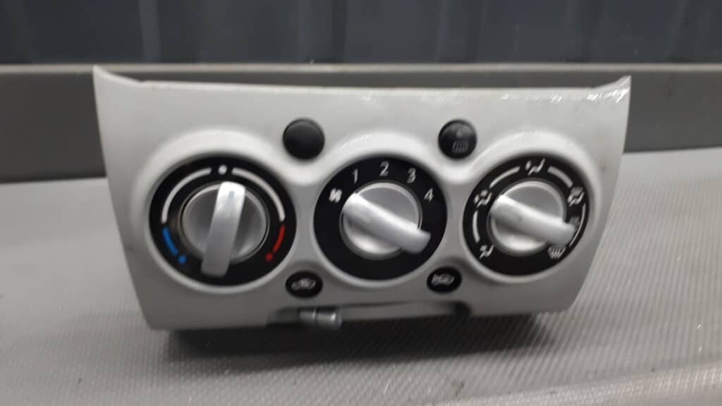 Panel klimatyzacji Suzuki Alto VII 02R