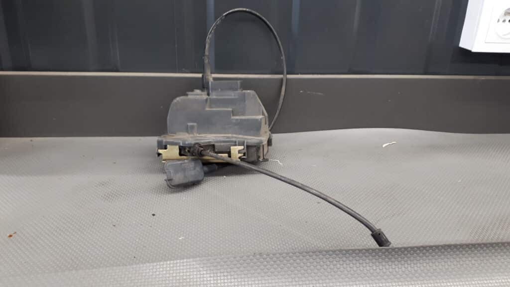 Zamek drzwi lewy tyl Renault Megane II 6 PIN