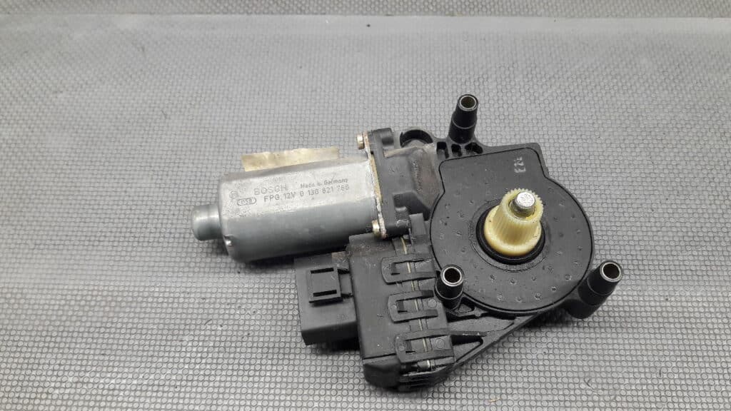 8D0959802F Silniczek szyby przód prawej Audi A4 B5 8PIN
