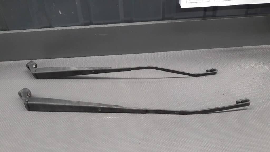 Ramiona wycieraczek Daihatsu Sirion I 01-04r