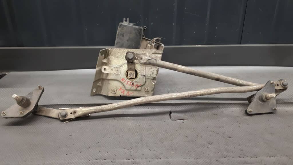 mechanizm wycieraczek przod Nissan Vanette