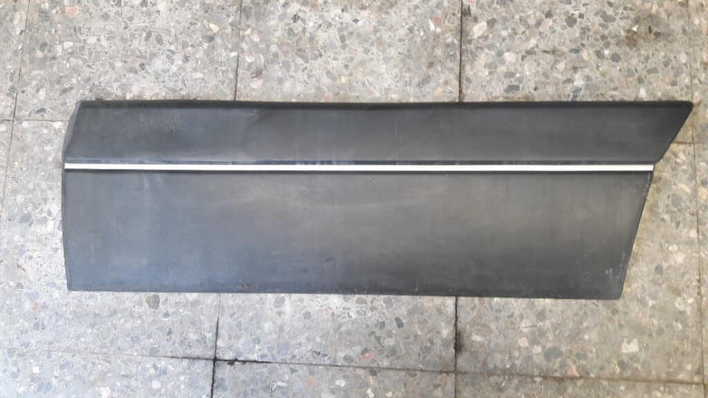 357853887 listwa drzwi lewy tył Passat B4 kombi 94r