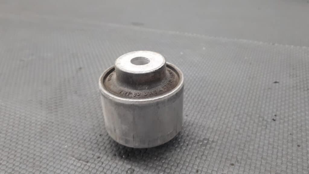 8W0407515 Tuleja wahacza VW Audi VW