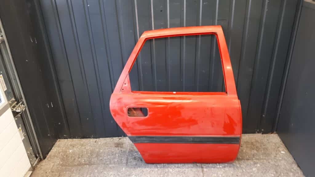 Drzwi prawy tyl Opel Vectra A 91R CZERWONE