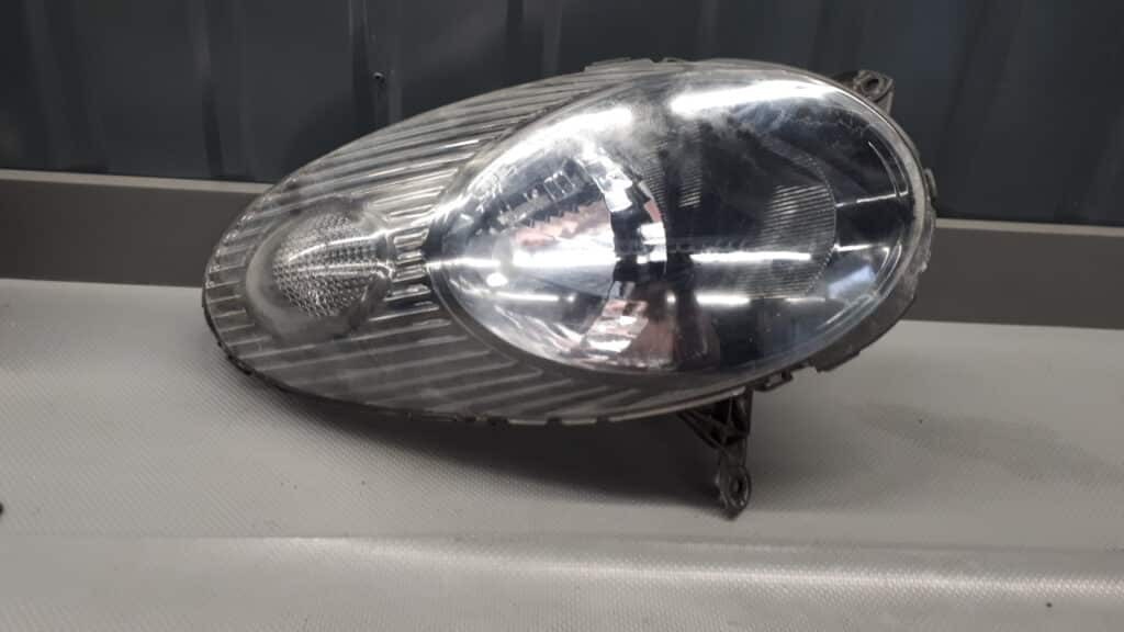 Reflektor prawy Nissan Micra K12 czarna