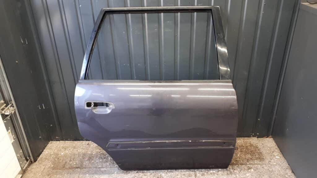 Drzwi prawy tyl Mitsubishi Space Wagon 00r Fioletowy