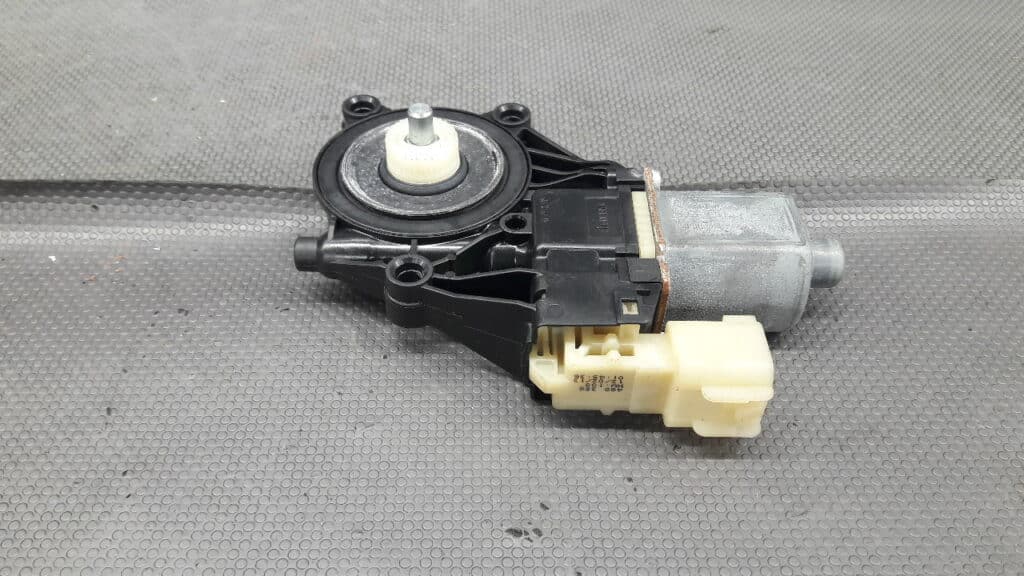 0130822618 silniczek szyby lewy przod Ford Focus MK7