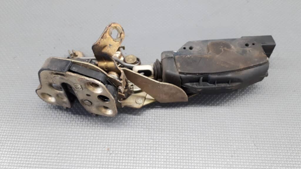 90306834 Zamek drzwi prawy tyl Opel Vectra A