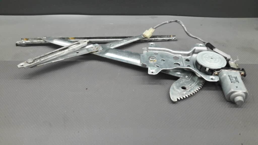 85730-97401 mechanizm szyby prawy tyl Daihatsu Sirion I 5D 01-04r