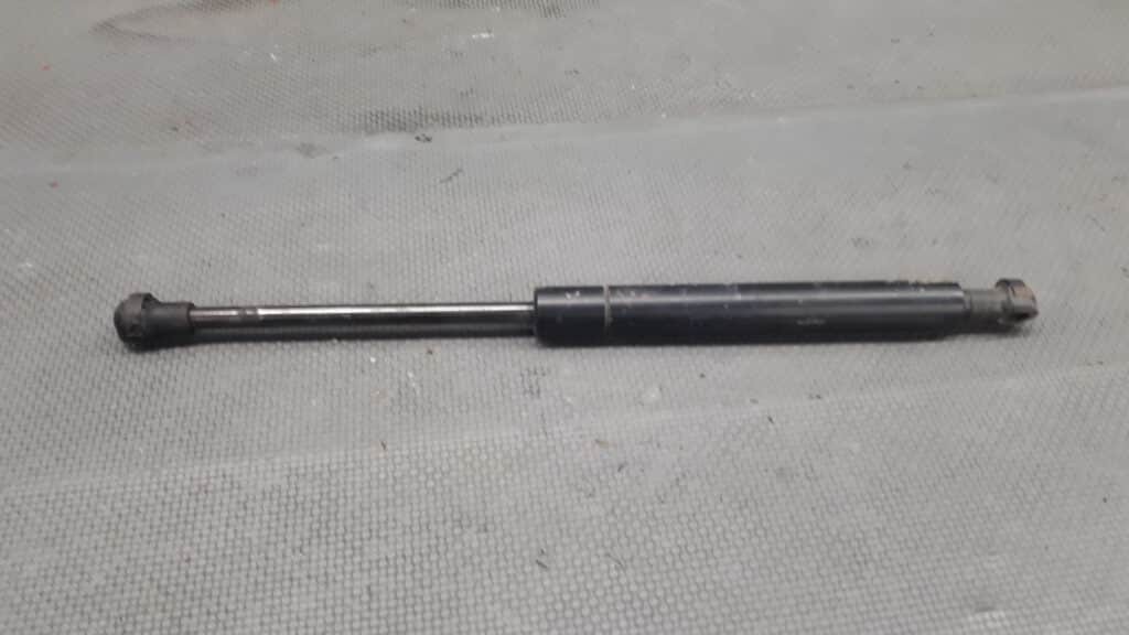 8202688 Silownik maski BMW E46