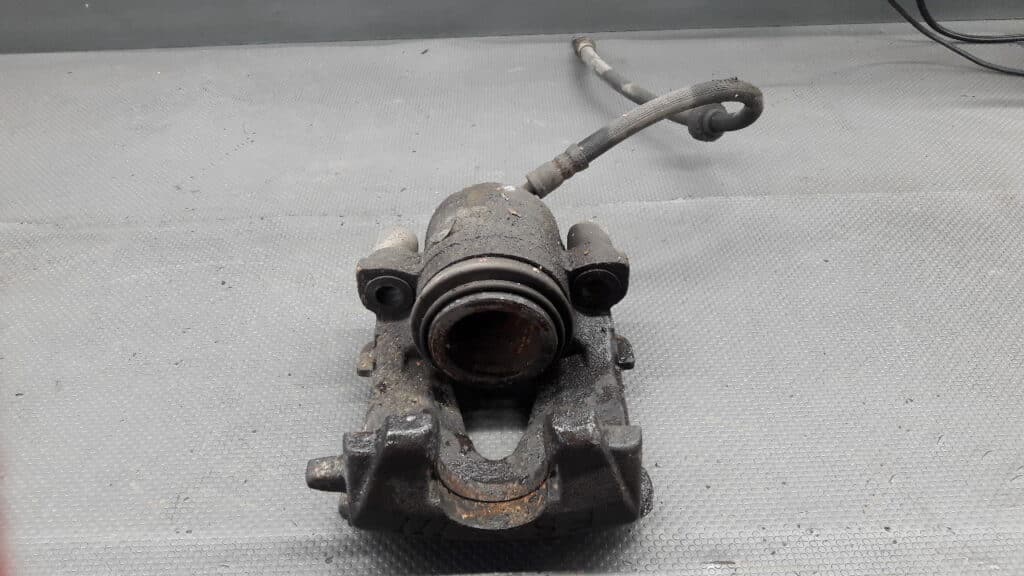 Zacisk prawy przód VW Golf IV 1,4