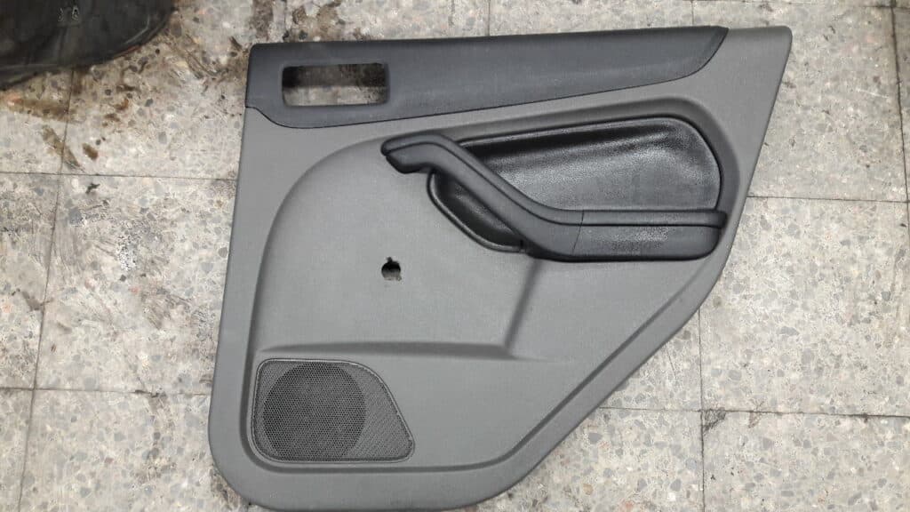 4M51A23942E boczek drzwi prawy tyl FORD FOCUS MK2