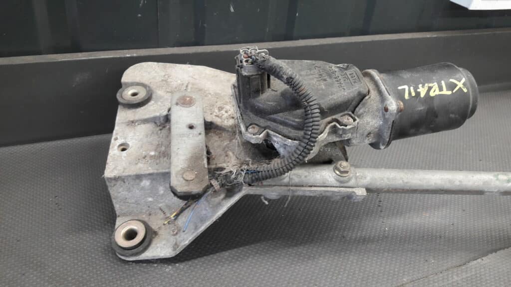 nissan xtrail t30 mechanizm wycieraczek przód