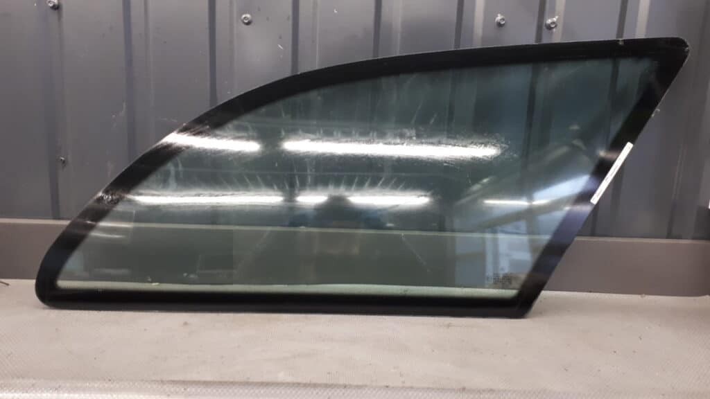 Szyba karoseryjna prawy tył Mercedes w202 kombi