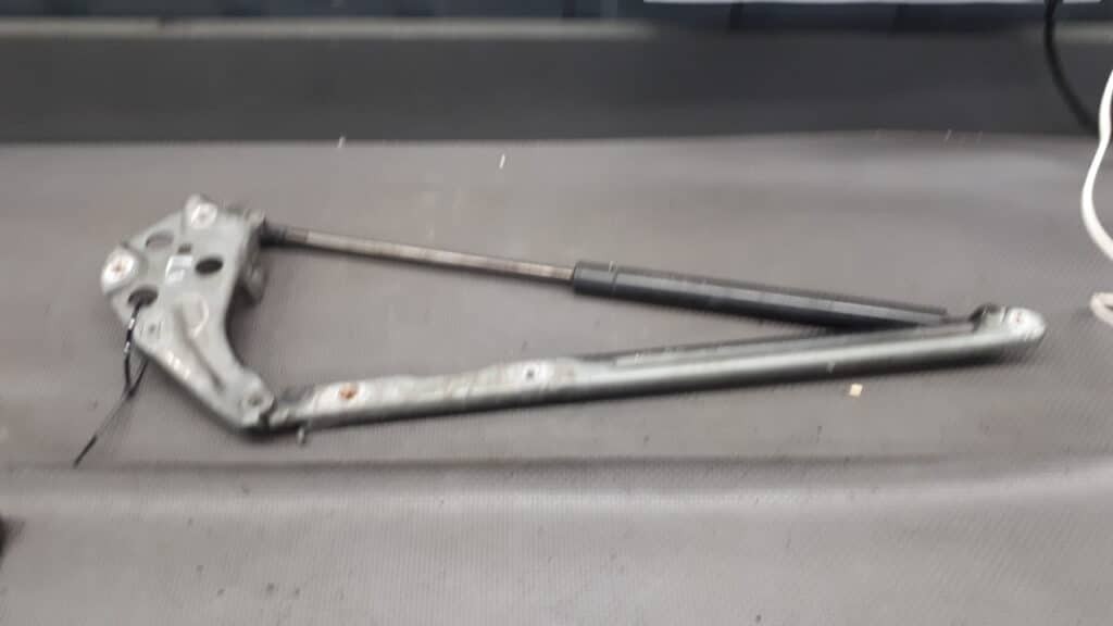 A2108800429 Zawias maski lewy Mercedes W210