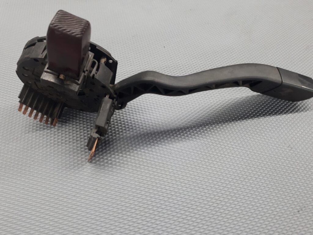 0c88s97 przelacznik swiatel awaryjnych vw passat