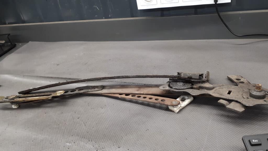 155837577a mechanizm szyby prawy tyl vw golf I cabrio