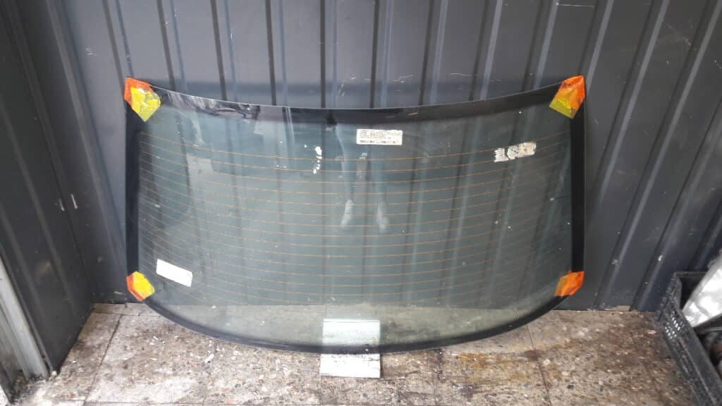 szyba tyl  BMW E36 sedan 98r