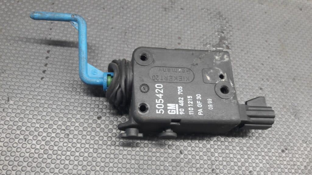 90482705 silownik klapy wlewu paliwa OPEL TIGRA