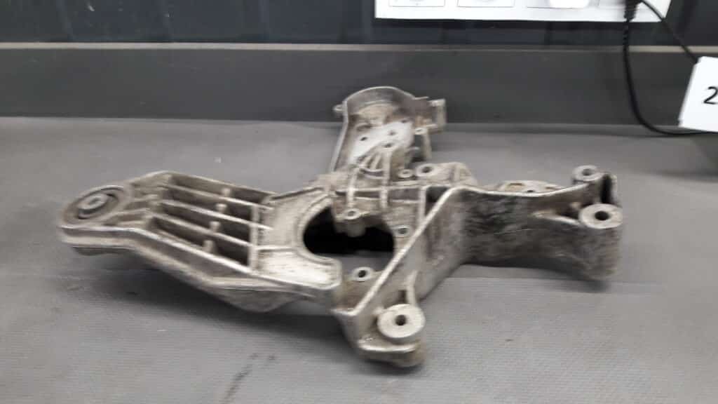 60618701 Łapa silnika Alfa Romeo 156 1,9 JTD