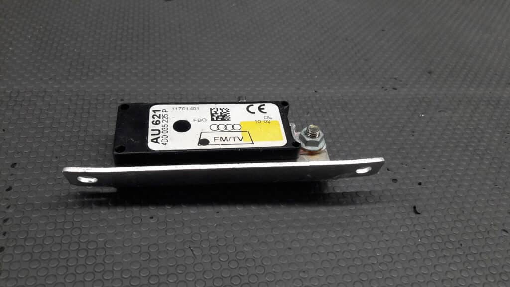4D0035225P  wzmaczniac antenowy audi a8 02r