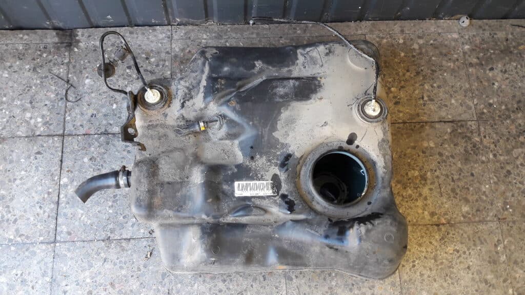 98ab-9002-bj zbiornik paliwa Ford Focus MK3 1.6