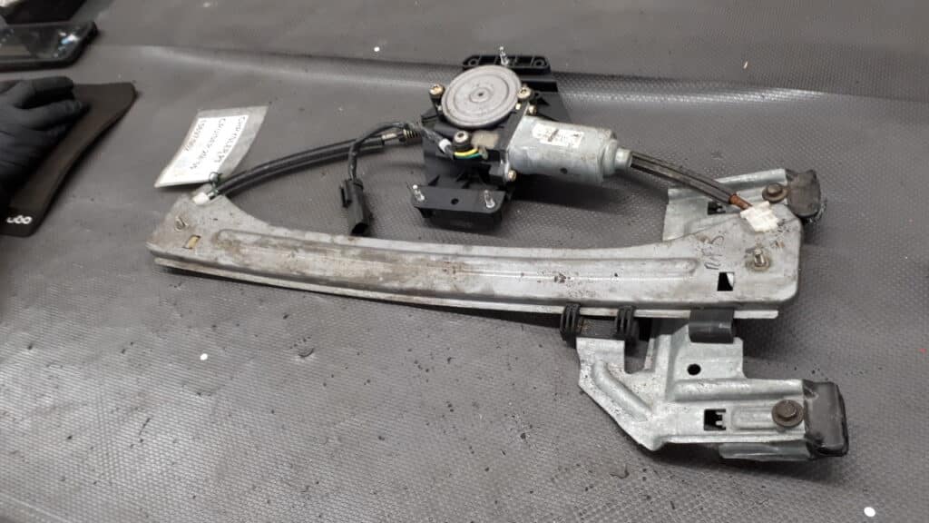 042724558 mechanizm szyby prawy przod crusier