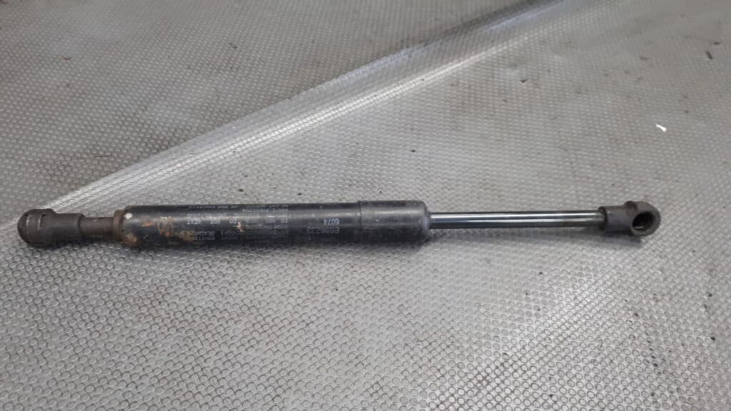 8650233 siłownik bagażnika Volvo s60