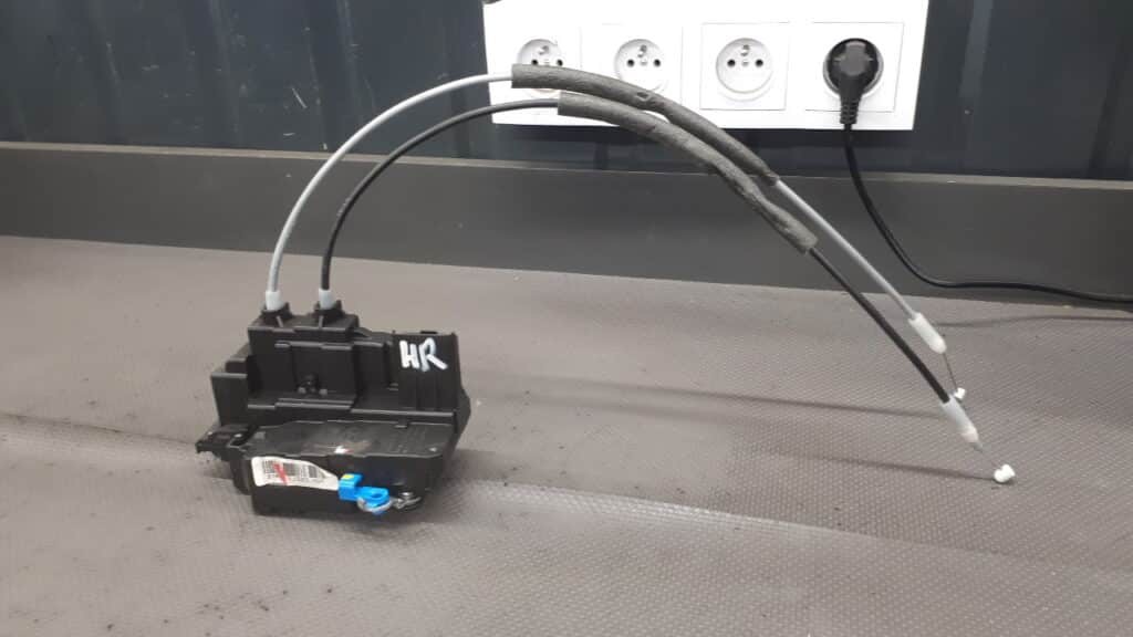 81420-1j520 zamek drzwi prawy tyl hyundai i20 4pin