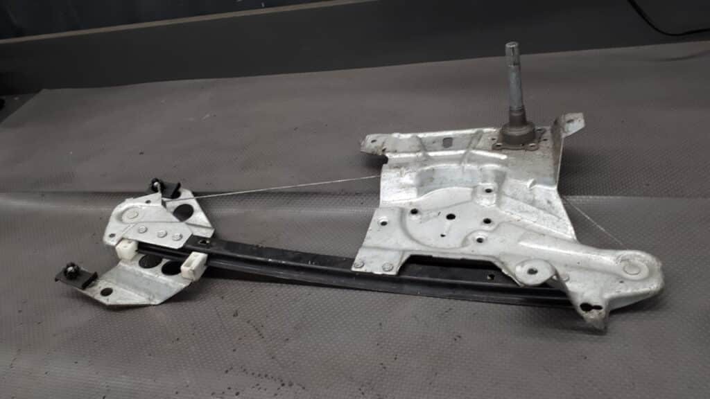 8D0839399A mechanizm szyby lewy tyl audi a4 b5 sedan