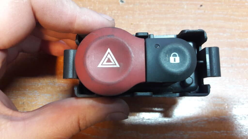 8200214896 wlacznik swiatel awaryjnych Clio III