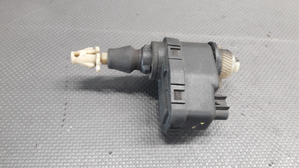 90FG13K198AA silniczek regulacji swiatel lampy chrysler voyager