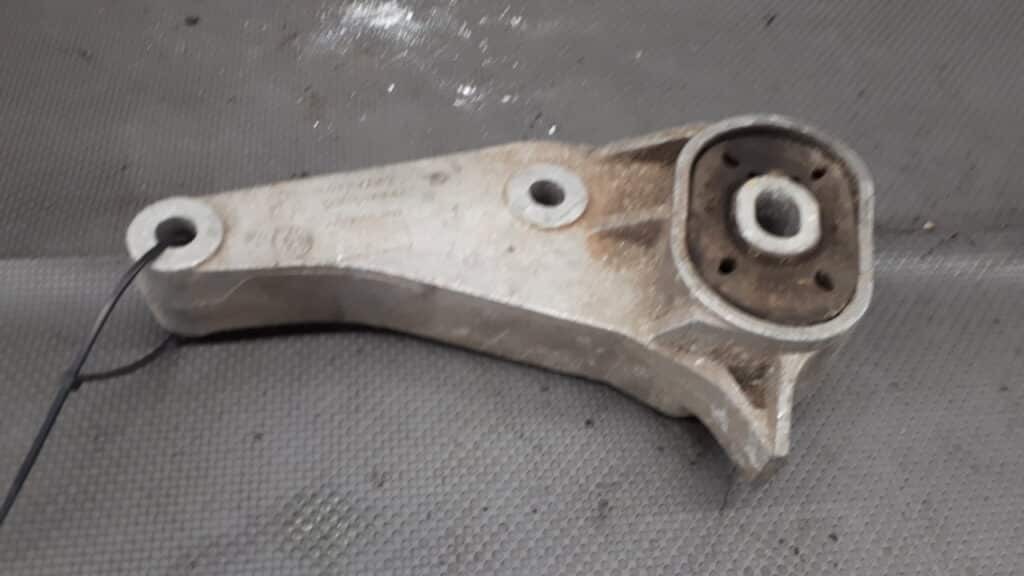 13117089/JA łapa poduszka  opel astra ii 1.3