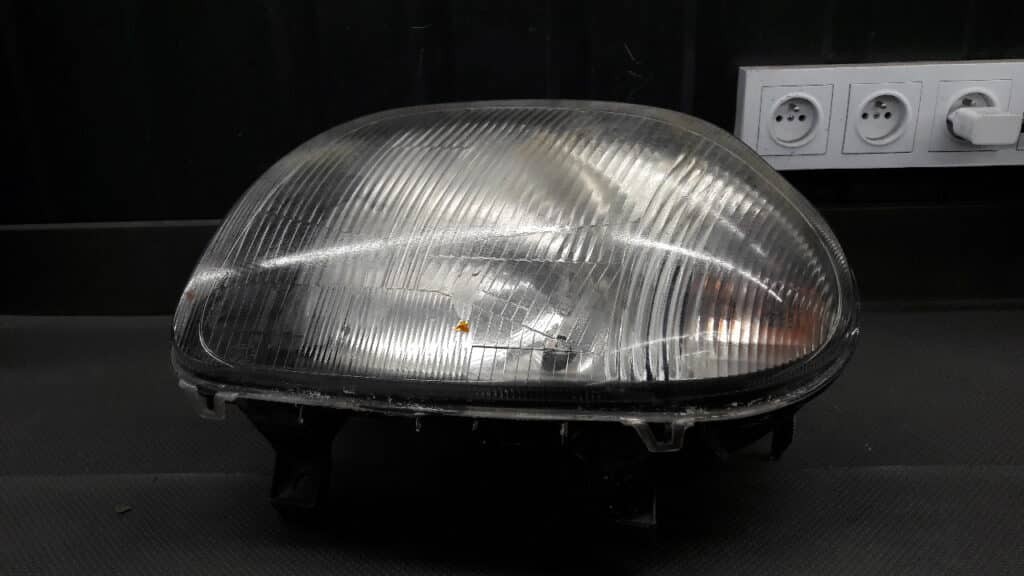 147207-00 Reflektor lewy Renault Clio II