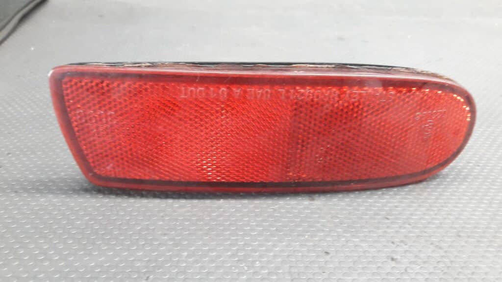 070-0921 odblask zderzaka  lewy mazda 323C BA