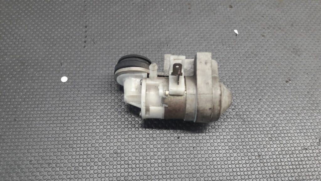 pompka spryskiwaczy nissan vantte 90R