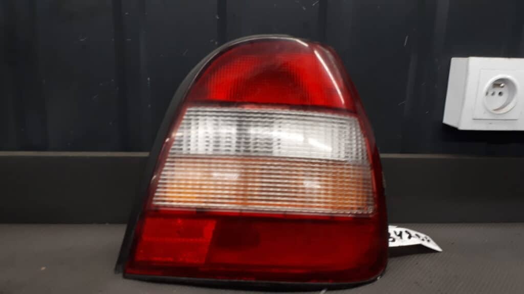 lampa prawy tył nissan sunny n14 hb
