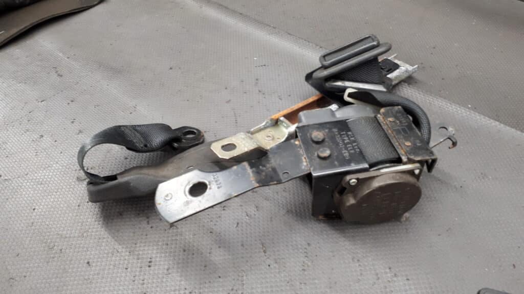 pas bezpieczenstwa prawy przod nissan n14