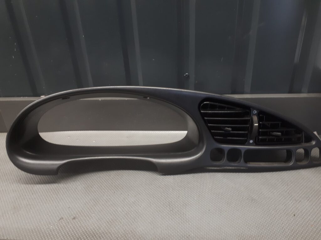 96FCA014L21 ramka obudowa licznik FORD FIESTA MK4