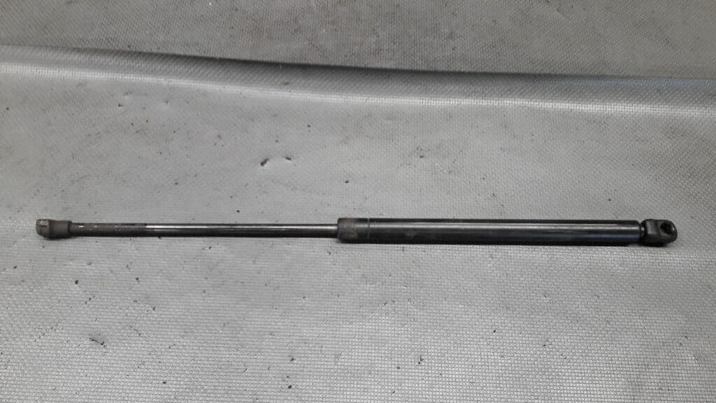 136827550 siłownik tylnej klapy VW Golf IV kombi