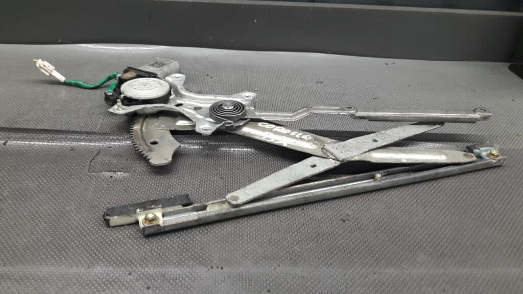 85710-12220 mechanizm szyby prawy przod Toyota Corolla E11 3D