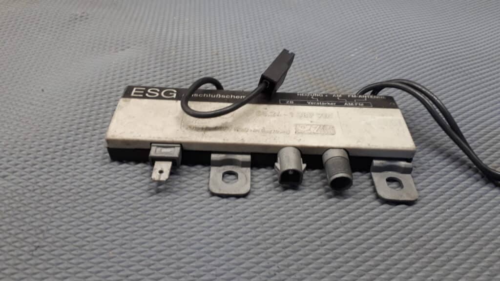 1387751 Wzmacniacz antenowy bmw e36