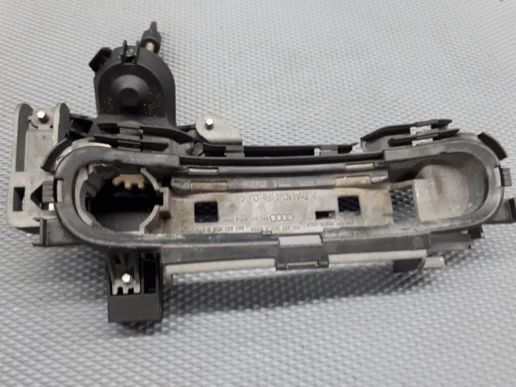 8E1837885A mocowanie klamki lewy przod audi a3 g