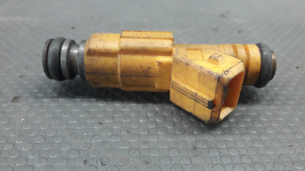 1275194 wtryskiwacz volvo s70  v70 c70 2.4