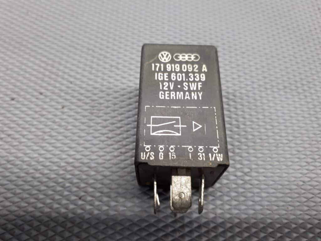 7M0827679G przekaznik volkswagen audi 12v