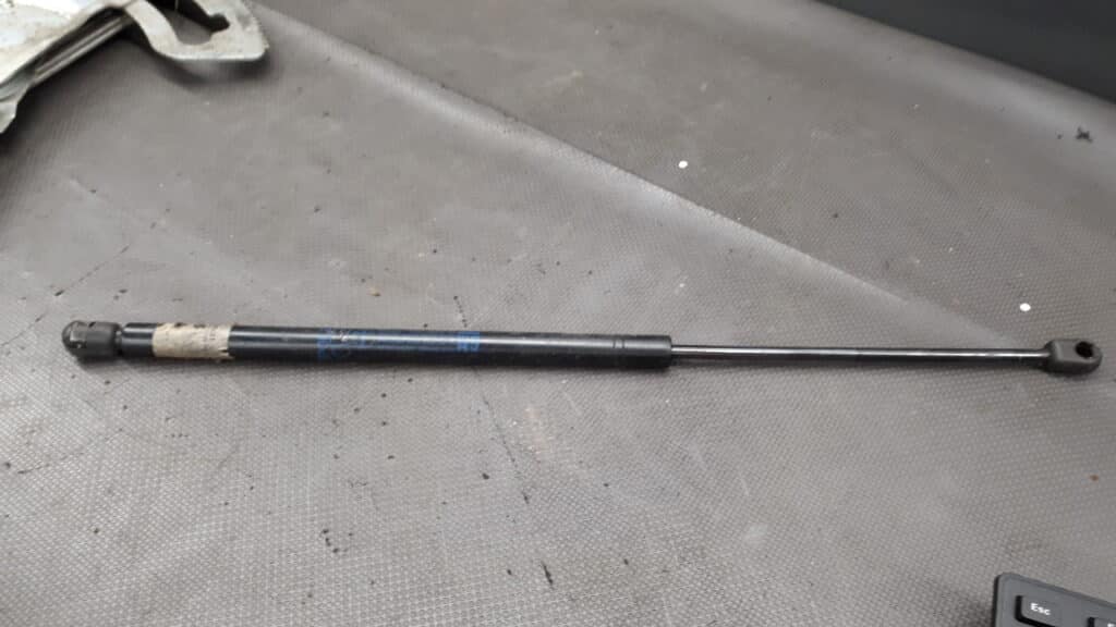 90481270 silownik klapy bagaznika opel corsa b 99r