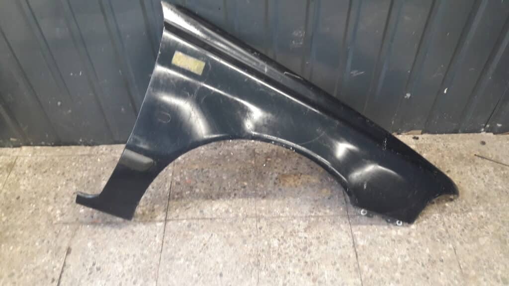 blotnik prawy przod VOLVO S40 I 00r CZARNY