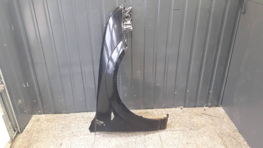 blotnik prawy przod FORD MONDEO MK3 CZARNY